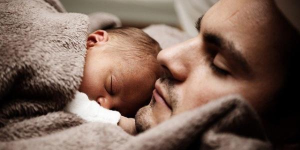 Un padre en colecho con su bebé