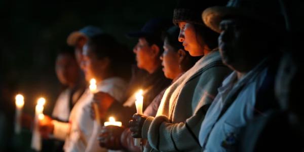 Indígenas en una velación a Carmelina Yule, lideresa asesinada por disidencias de las FARC
