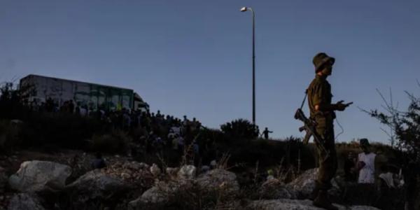 Colonos israelíes erigiendo un campamento en una zona militar
