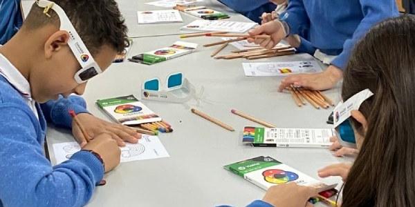 Niños haciendo actividades en el ‘Programa ColorADD en las Escuelas’