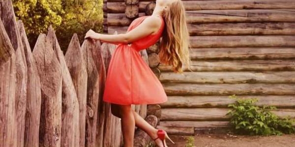 Chica con vestido rojo