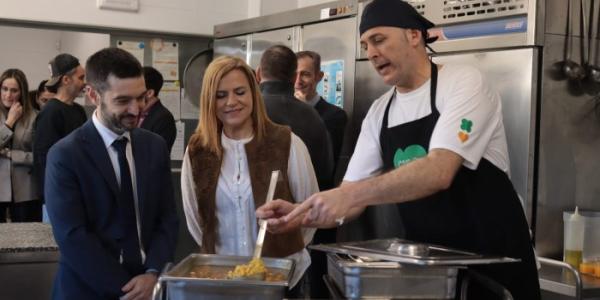 El ministro Pablo Bustinduy, el 12 de marzo en una visita al comedor del CEIP Benimàmet (Valencia)