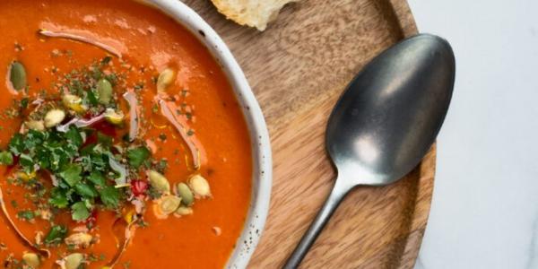 Bol de gazpacho con cuchara