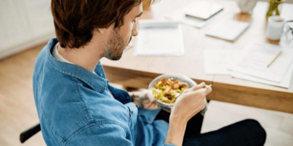 Persona con discapacidad comiendo de un tupper