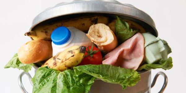 Los españoles tiran más de un tercio de comida a la basura durante el verano