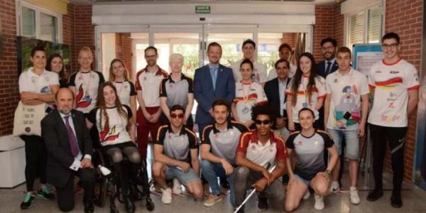 Deportistas paralímpicos españoles y representantes del comité