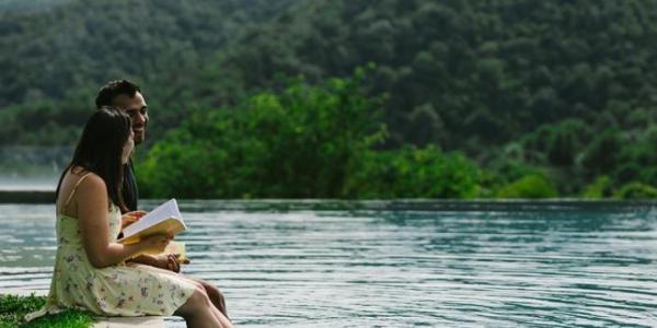 Pareja de enamorados en un lago