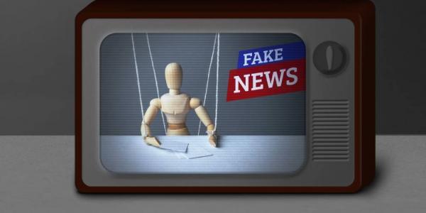 Televisión con marioneta y titular 'Fake News'