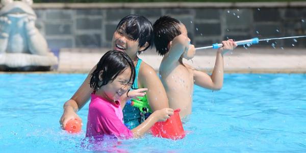 Niños en la piscina