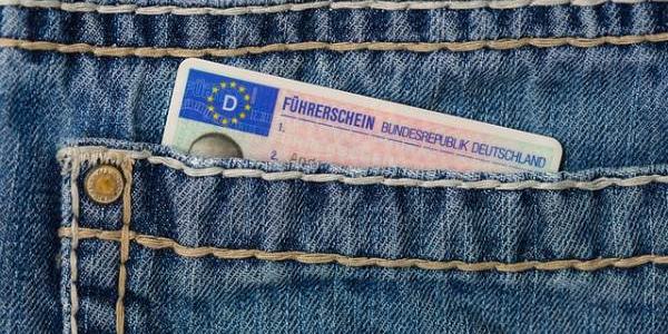 Bolsillo trasero del pantalón de una persona con el carnet de conducir