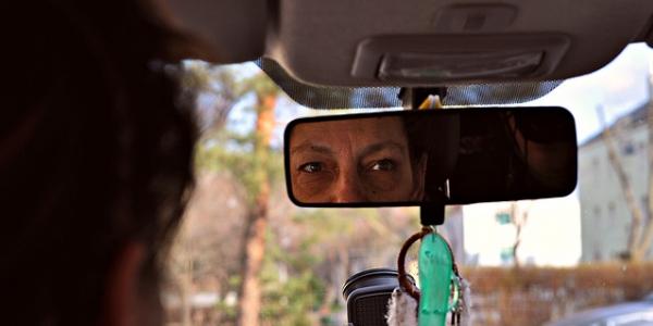 Mujer mirando por el retrovisor de un coche / Pixabay