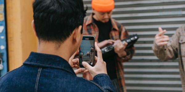 Chico sacando una foto con su móvil