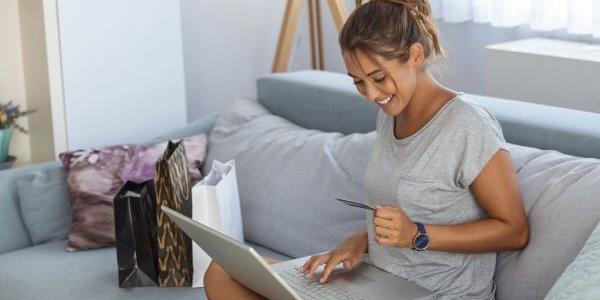 Una mujer realizando compras por Internet