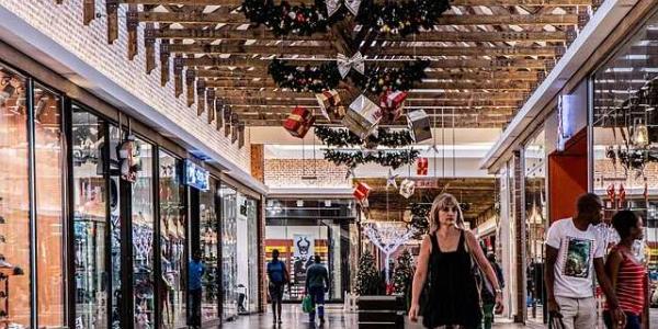 Mujer en un centro comercial