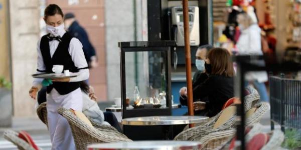Camarero en la terraza de un restaurante /  EFE