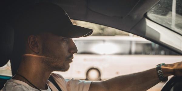 Chico conduciendo con gorra