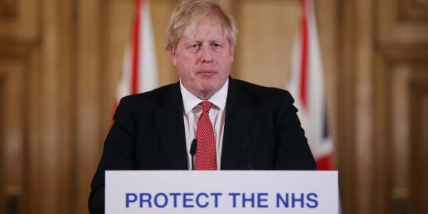 Boris Johnson durante un discurso restando importancia a la pandemia.