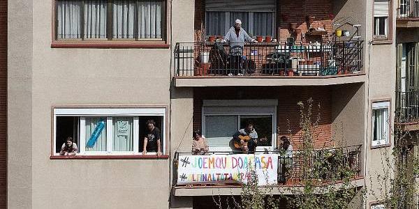 Un edificio de Barcelona con sus vecinos confinados en casa. 