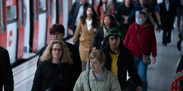Viajeros en el metro de Barcelona