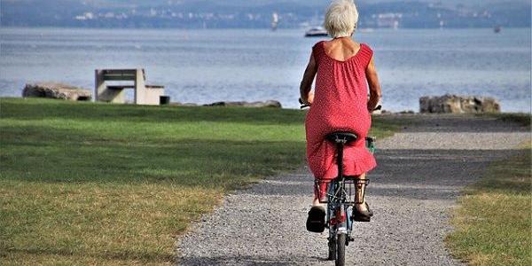 Persona mayor montando en bicicleta/Pixabay