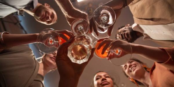 Amigos consumiendo alcohol