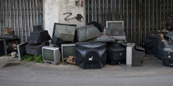 Televisores usados en la basura / Imagen de Acciona
