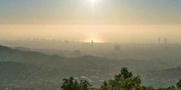 Bruma de contaminación sobre Barcelona | Foto: Alfons Puertas