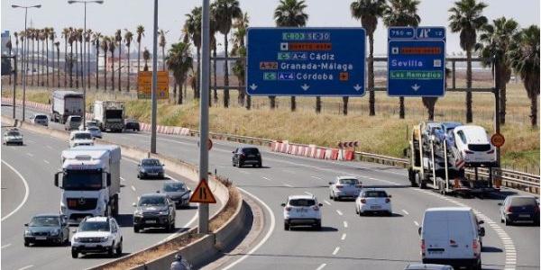 Subida de la contaminación. Tráfico en la autovía S-30, a la salida de Sevilla, este lunes