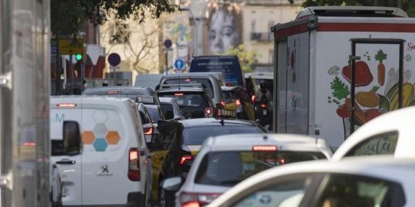 Una calle de Barcelona, la única ciudad que en 2022 superó el límite legal de contaminación del aire.