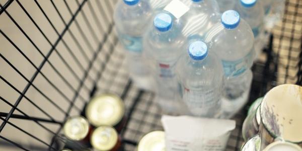 Ejemplo de contaminación plástica comprando en el supermercado
