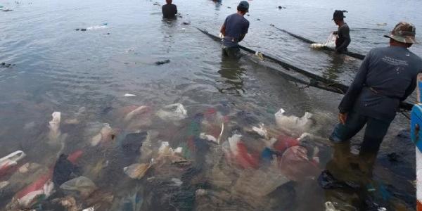La contaminación por plástico en ríos de Indonesia