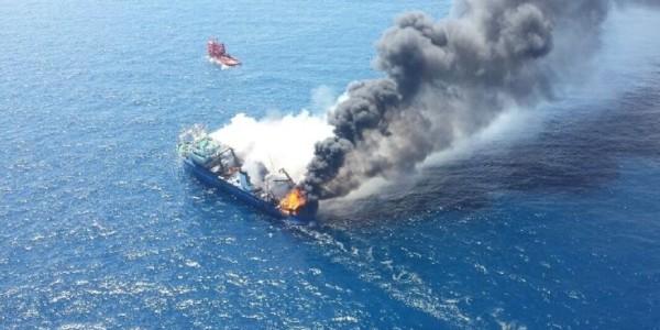 Incendio del buque Oleg Naydenov el 12 de abril de 2015, con pérdida de petróleo
