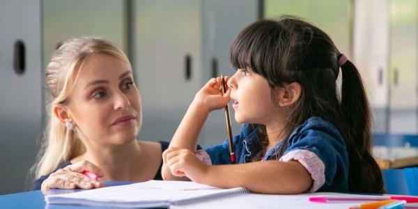 Una profesora atiende a una alumna 