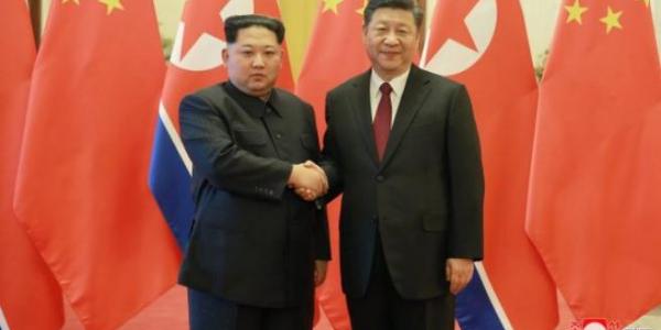 El líder de Corea del norte, Kim Jong-un, y el presidente chino, Xi Jinping, durante un encuentro en Pekín en junio de 2018.