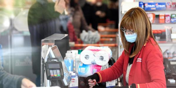 Gel desinfectante y mascarillas agotados por el coronavirus en Italia