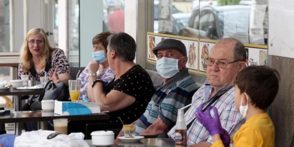 Gente con y sin mascarillas en la terraza de un bar. / DANIEL ESPINOSA (últimahora.es)