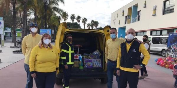 Trabajadores de Correos realizando las donaciones 