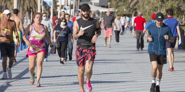 Caminar o correr: ¿Qué es más beneficioso durante la desescalada?