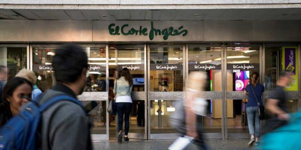 Imagen de archivo de la entrada de un centro comercial de El Corte Inglés