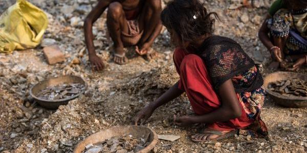 Dos niños trabajando en minas por la cosmética