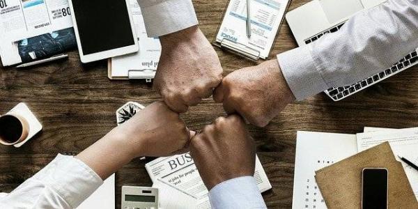 Puños empresarios celebrando la creación de una empresa