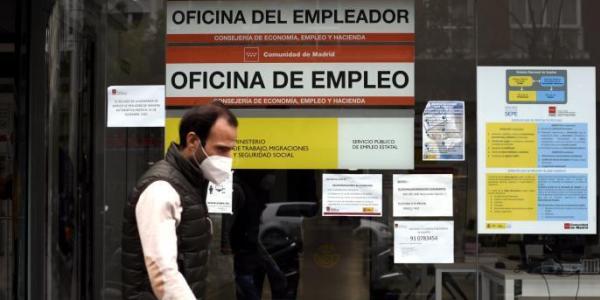 Una persona pasa al lado de una Oficina de Empleo en Madrid 