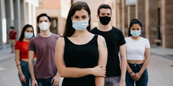 Chicos y chicas con mascarilla en la calle