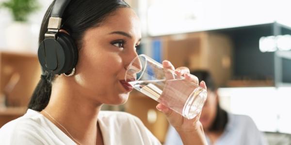 Mujer bebiendo un vaso de agua