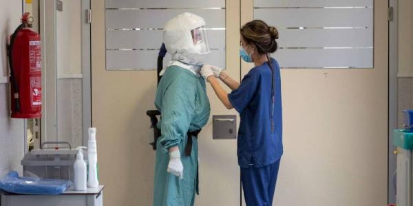 Enfermeras poniéndose un EPI / Europa Press