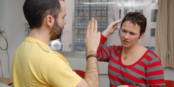 Personas sordas haciendo uso de lo que proclaman cultura sorda
