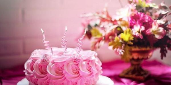 Tarta rosa de cumpleaños