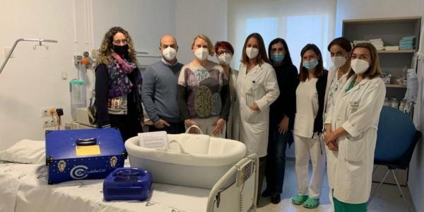 Equipo del Hospital de Jerez con una cuna de abrazos