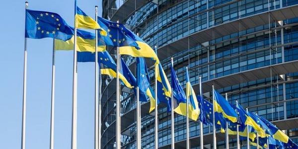 Banderas de la Unión Europea y de Ucrania en el Parlamento europeo