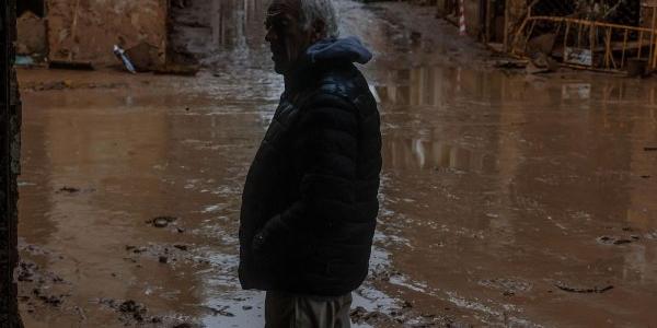 Un hombre pasea por la calle anegada de barro en Paiporta, Valencia, el 13 de noviembre. 